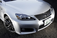 「IS F」も他の「ISシリーズ」と同様、2011年モデルよりヘッドランプにL字型のLEDポジショニングランプが採用されている。