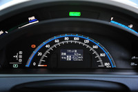 メーター内のマルチインフォメーションディスプレイに、各種燃費データが表示される。このほか外気温なども表示できる。
