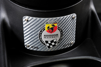 インパネ中央下部に限定生産車であることを示すシリアルプレートが付く。試乗車は「206/499」。