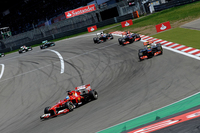 予選Q3で速いソフトタイヤではなくミディアムを選び、レースに備えたフェラーリ勢。8番グリッドからスタートしたアロンソ（写真前）は終盤ソフトタイヤで追撃に出たが、グロジャンを抜き切れず表彰台間近の4位入賞に終わった。ポイントリーダー、ベッテルとの差は21点から34点に拡大してしまった。（Photo=Ferrari）
    