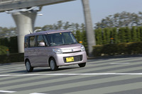 車両重量は「X」のFF車で850kgと軽量。Xと「T」にはフロントスタビライザーも備えられており、軽ハイトワゴンにつきもののフラつきをうまく抑え込んでいる。