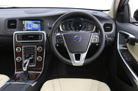 運転席まわりの様子。テスト車は、「アンスラサイト（グレー）」のインテリアカラーにベージュの本革シートが組み合わされていた。