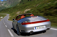 C4Sカブリオレは、オープン走行時に風の巻き込みを防ぐ「ウィンドディフレクター」と、アルミ製ハードトップを標準装備する。