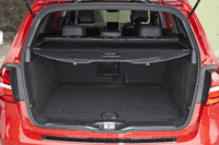 荷室の容量は、標準状態で488リッター。後席を先方にスライドさせることで666リッターに、さらに背もたれを前屈させることで1547リッターにまで拡大できる。（写真をクリックすると荷室のアレンジが見られます）