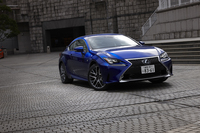 新開発のボディーカラーも「RC／RC F」のこだわり。写真の色は、5層コートで“濁りのない次世代のブルー”を実現したとされる「ヒートブルーコントラストレイヤリング」。