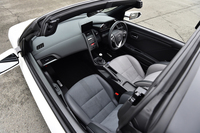 「S660」のインテリア。ルーフには取り外し式のソフトトップを採用している。
    