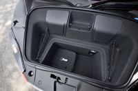 フロントフード下には112リッターの荷室が用意される。また、シートの背後には226リッターの空間があり、ゴルフバッグの収納も可能とうたわれる。