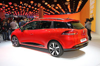 新型「クリオ エステート」は違和感のないプロポーションを手に入れた。