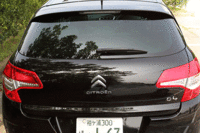 リアシートは6：4の分割可倒式。
	（クリックするとシートアレンジによる荷室の変化が見られます。）