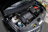 3.5リッターから3.7リッターへと排気量を拡大した心臓部。309ps、38.7kgmを発生する。