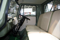 3人乗りのキャビン。スペック上の最高速は85km/h。