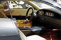 
	デザインスタディモデル「Rクーペ」。4シーターの2ドアクーペボディにV8エンジンを載せた、後輪駆動車だ。ステアリングを握ったままシフト操作できる「パドルシフト」などハイテク装備を満載する。なお、市販される予定はない。
	 