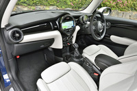 試乗したのは「サテライト・グレー」のレザーラウンジシート装着車。