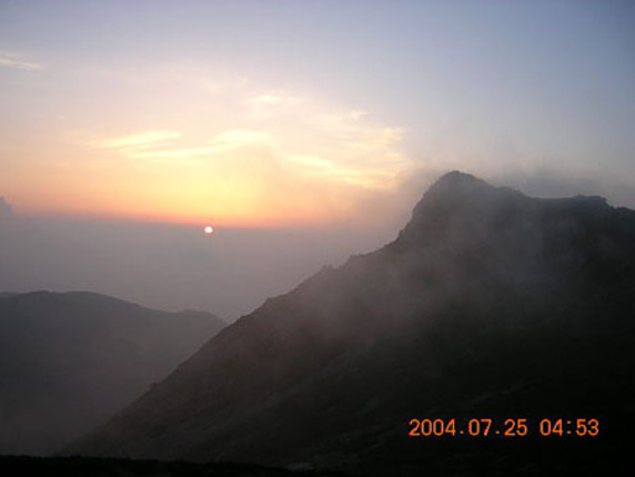 宿泊した山小屋から見たご来光。早朝は晴天だったのに……。