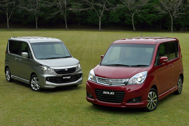 「スズキ・ソリオS-DJE」（手前）と「ソリオ バンディットDJE」（奥）。