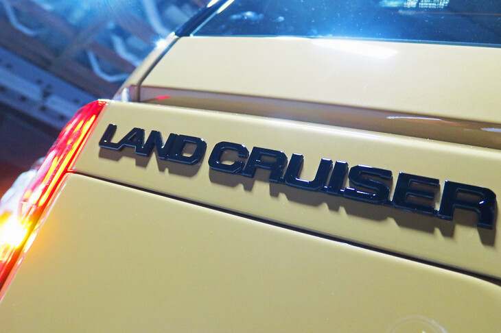 トヨタ・ランドクルーザー“250”（「LAND CRUISER」バッジ）