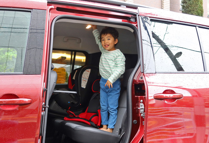 幼児をケアする身としては、「カングー」の広い車内＆スライドドアが、とってもありがたい。