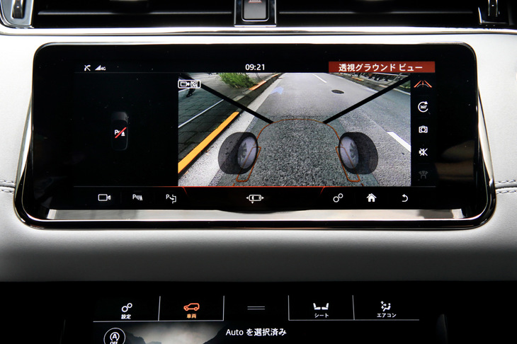 「クリアサイトグラウンドビュー」を使えば、通常は運転席からは視認できない、車体前方下部の路面状態を確認できる。（写真は2020年型「ファーストエディションP250」のもの）