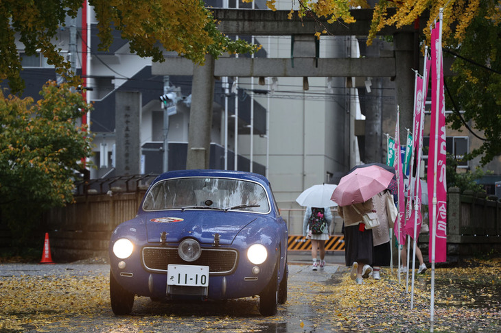 縁結びスポットとして知られる今戸神社に参拝した女性観光客グループとすれ違う1952年「クレパルディ・パナール・アレマーノ750MM」。空冷フラットツインで前輪を駆動するフランスの小型車「パナール・ディナ」をベースにしたスペシャル。