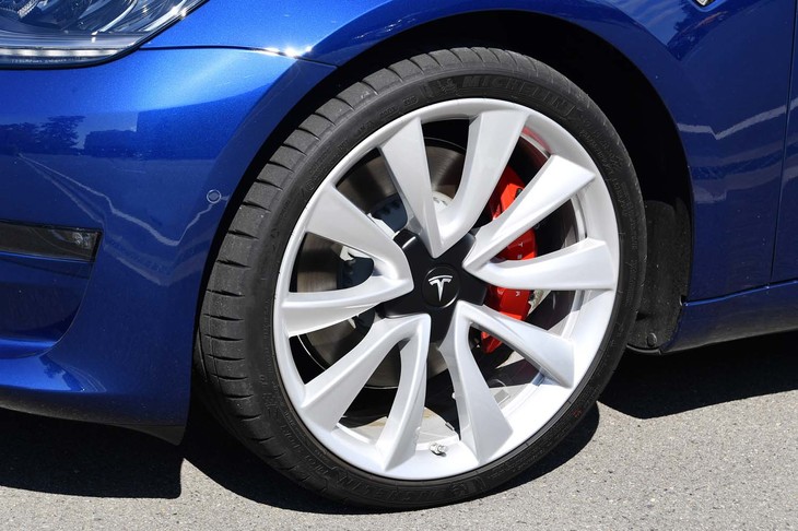 大径20インチのアルミホイール。試乗車にはミシュランの「パイロットスポーツ4」タイヤが組み合わされていた。