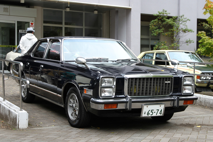 1977年「マツダ・ルーチェ レガート ハードトップ リミテッド」。「レガート」のサブネームを加えた（後に外されてただのルーチェに戻る）3代目ルーチェの、13B型ロータリーエンジンを積んだトップグレード。