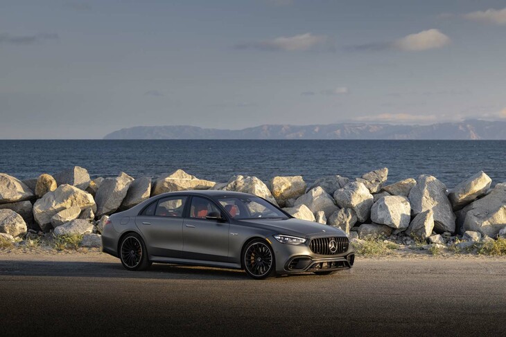 足まわりにはエアサスをベースにした「AMGライドコントロール＋サスペンション」を採用。120km/h以上で自動的に車高が10mm下がる（任意の操作も可能）。