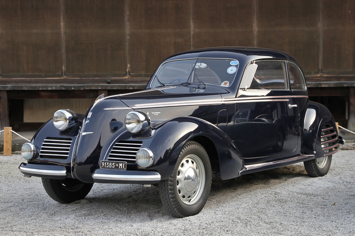 1939年「フィアット1500 6C トゥーリング」。1935年に登場した、1.5リッター直6 OHVエンジンを積んだフィアットの意欲的な小型車である「1500」のシャシーに、スーパーレッジェーラ方式の特製ボディーを載せたスペシャル。Premio Sakura（桜の季節の二条城に似合うクルマ）を受賞した。