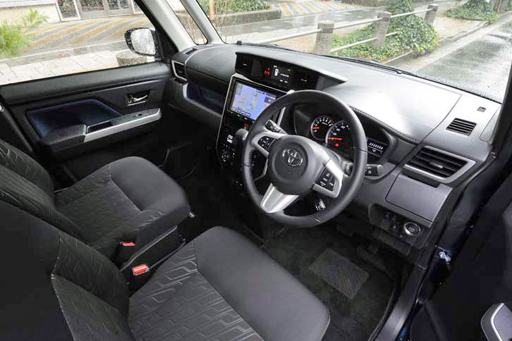 「トヨタ・ルーミー カスタムG-T」のインパネまわり。ターボエンジン搭載グレードでは、ハンドルのスイッチで走行モードを「スポーツ」に切り替えることができる。