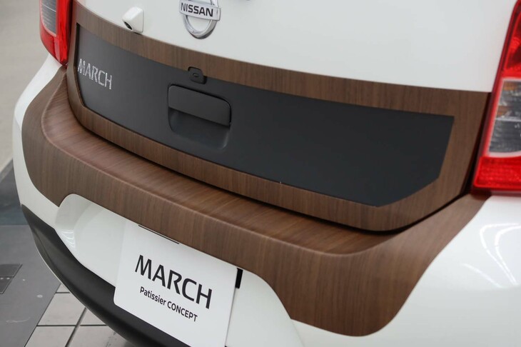 日産マーチ パティシエ コンセプト（リアのウッド調フィルム）