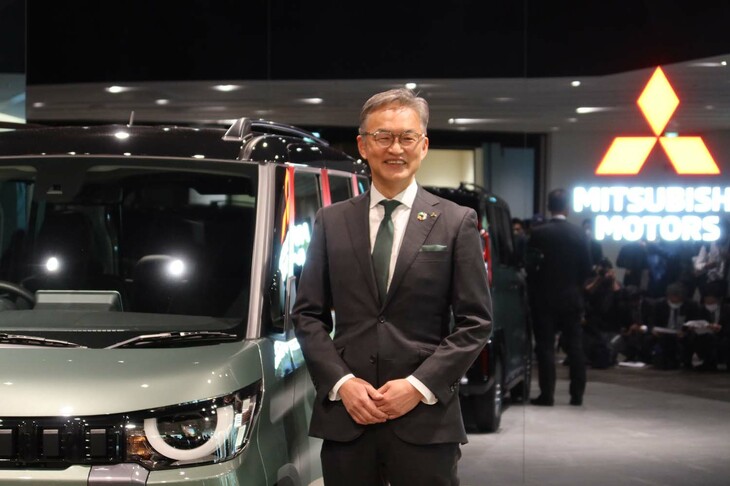 記者団の取材に応じる、三菱自動車の中村達夫 代表執行役副社長。「デリカミニ」については試乗経験もあり、「オフロードコースのコーナーでも不安を覚えることなく、ワクワクして走れた」と評価。「デリカミニはユーザーのWANTS（望み）にしっかり応えるクルマだと思います。これまで三菱ディーラーに足を運んだことのない方々にまで反響があって、うれしく感じています」と笑顔を見せた。