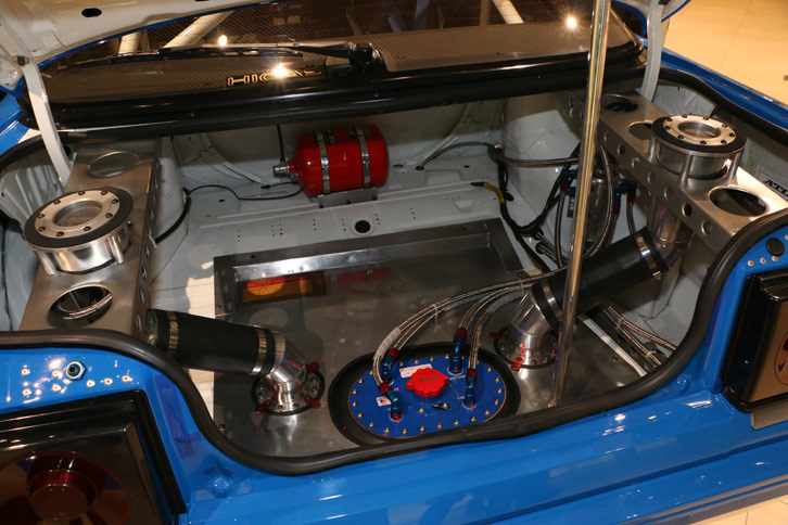 トランクルームの中はからっぽ。底部にレース用の安全燃料タンクが見える。