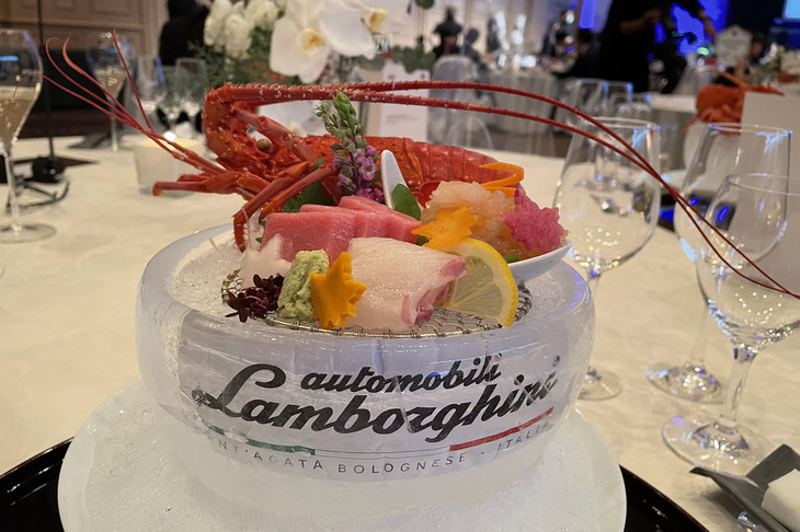 ランボルギーニ特製の器に盛られたお造り。