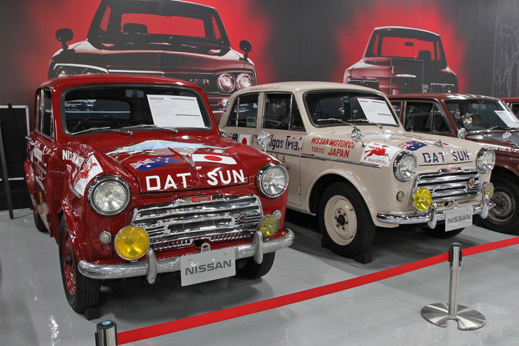 初の国際舞台への挑戦だった、1958年の豪州一周ラリー、モービルガス・トライアルに参戦した、日産のグローバルモータースポーツ活動の原点となる2台。1955年に登場した「ダットサン・セダン110型」の直4サイドバルブ860ccエンジンを、オースチン用をベースにしたOHV 988ccに換装した「210型」。2台そろって19日間、1万6000kmを走破し、左の「富士号」は1リッター以下のAクラスで優勝、右の「桜号」もクラス4位に入賞した。