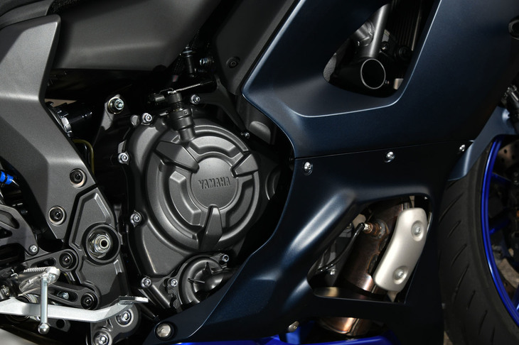 エンジンは「MT-07」と共通で、ヤマハ独自のクロスプレーン・コンセプトに基づいた排気量688ccの直列2気筒ユニットを採用する。