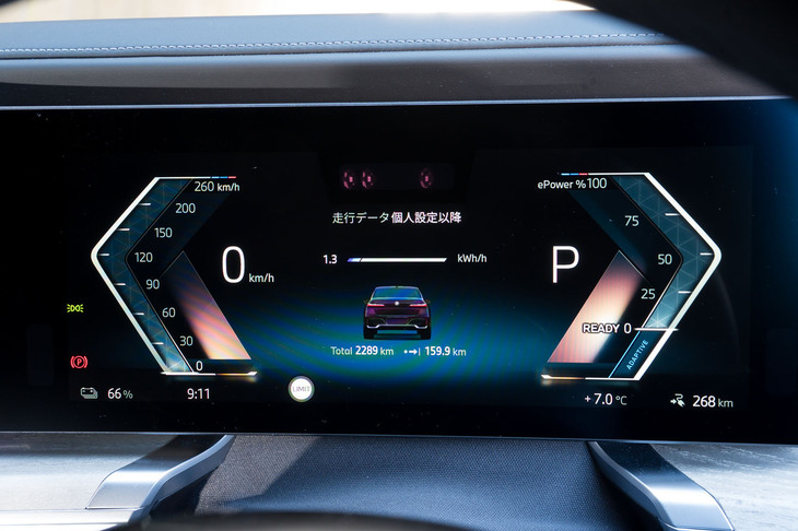 液晶式のメーターパネルは旗艦サルーンらしい落ち着いた描画色だ。撮影地点まで159.9kmも走ってきたのに、まだ駆動用バッテリーが66％も残っている。