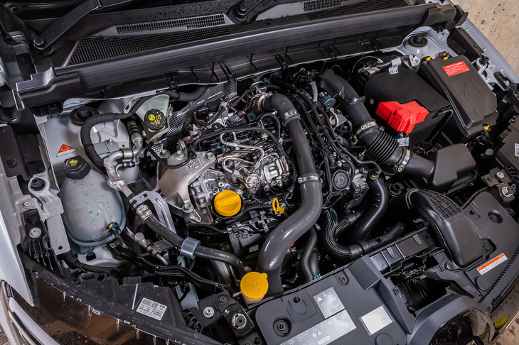 「アルカナR.S.ライン マイルドハイブリッド」のパワートレインは、最高出力158PS、最大トルク270N・mの1.3リッター直4ターボエンジンと、同5PS、同19.2N・mのBSGと呼ばれる補助モーター、そして12Vリチウムイオンバッテリーで構成されている。