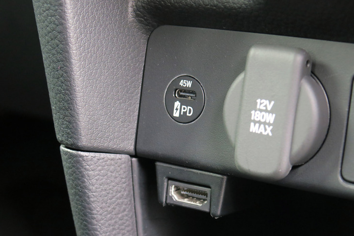 ホンダ・ステップワゴンe：HEVスパーダ ホンダアクセス用品装着車（USB PDチャージャー）