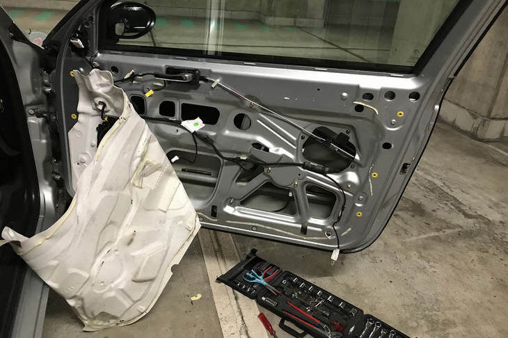 窓落ちも自力で修理。