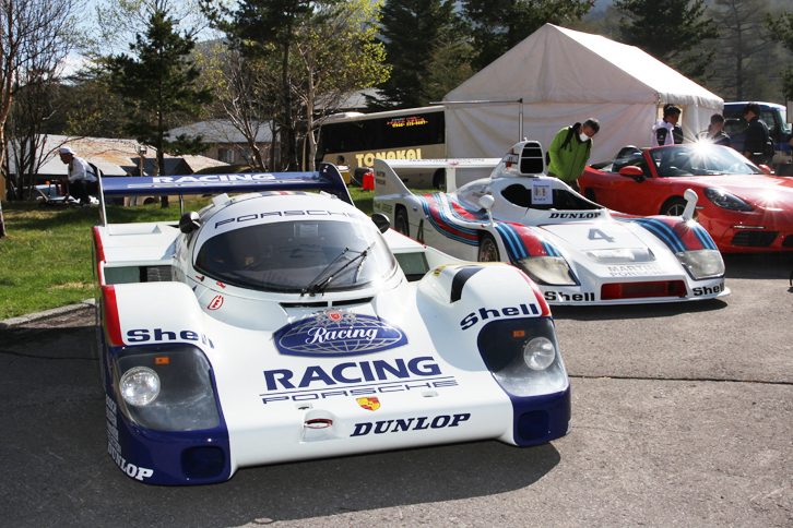 ポルシェ・ジャパンがパドックに展示した、ロスマンズカラーの「956」（左）とマルティーニカラーの「936」（右）。いずれも本国のポルシェ・ミュージアム所蔵車両という。