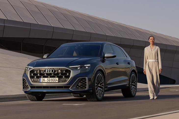 アウディSQ8