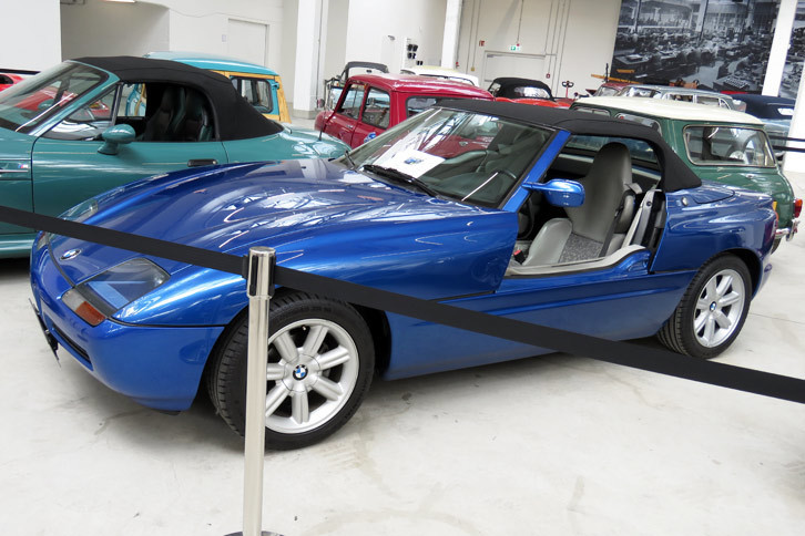 1988年からわずか2年間だけ生産された「BMW Z1」。サイドシルに収納されるというドアが開いているところを、初めて見た。