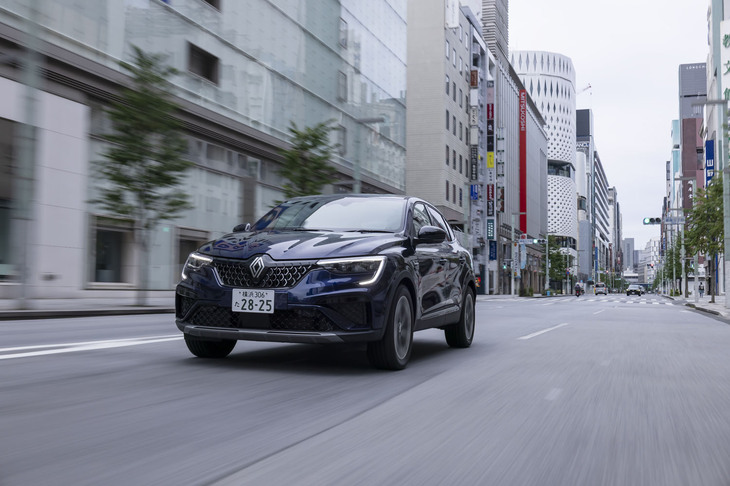 「アルカナ」に搭載される「フルハイブリッドE-TECH」は、省燃費とファン・トゥ・ドライブを兼ね備えたシステムとアナウンスされる。ダイナミックな走りを一番に考え、そのうえで燃費や環境性能の向上を狙っている。