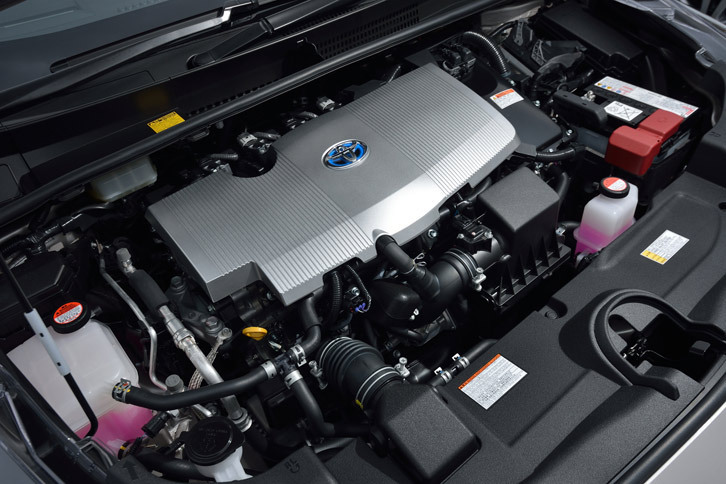 1.8リッター直4エンジンとハイブリッドシステム「THS II」を組み合わせたパワートレインについても、エンジンの熱効率改善や、動力分割機構のコンパクト化などといった改良がなされている。