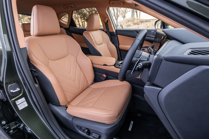 「NX250“バージョンL”」のフロントシート。オートエアコンと連動し、シートヒーターやシートベンチレーション、ステアリングヒーターを自動制御する「レクサスクライメイトコンシェルジュ」が標準で装備されている。