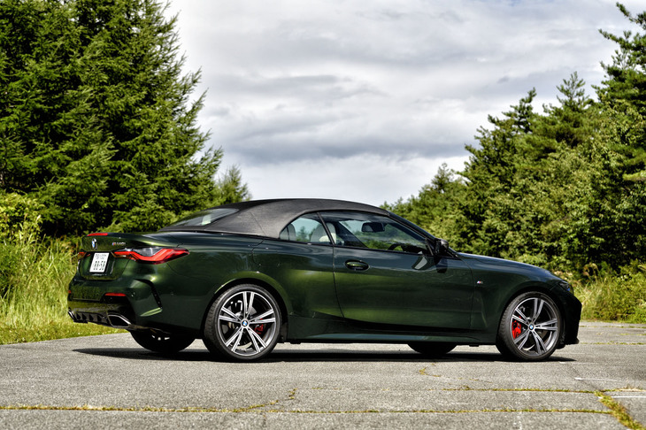 ソフトトップを閉じた「M440i xDriveカブリオレ」。今回の試乗車では、オプションの「Mアンソラジットシルバーエフェクトソフトトップ」が選択されていた。