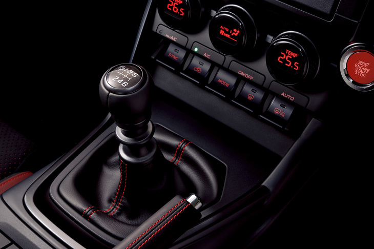 MT車ではアクセル操作に対するエンジンレスポンスを向上させ、より緻密なコントロールが可能になるとうたわれる。