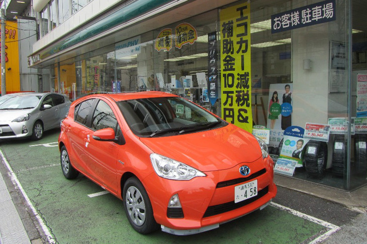 10年前に新車で購入した「アクア」。発表前、予約受け付けが始まる当日、ディーラーの開店前に並んで予約したほど入れ込んだ。ボディーカラーは「シトラスオレンジマイカメタリック」という濃いオレンジ色をチョイス。