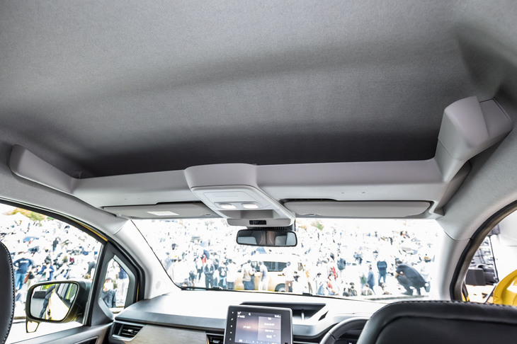 フロントシート上部に設けられたオーバーヘッドコンソール。天井部分は明るいグレーで統一されている。