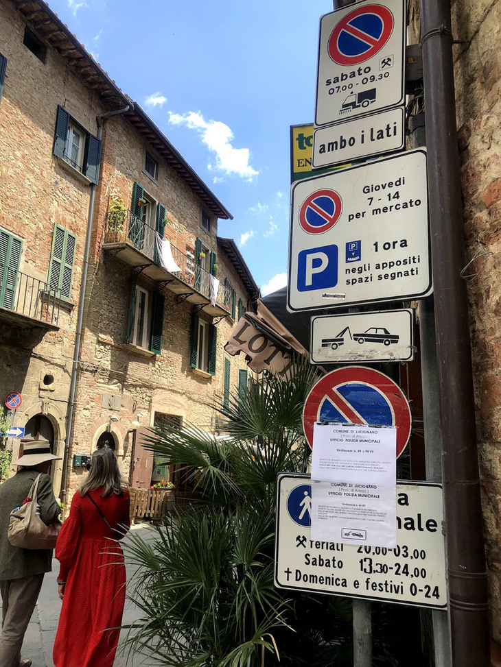 イタリアの標識は、理解するのにちょっぴり時間を要する。アレッツォ県ルチニャーノにて。