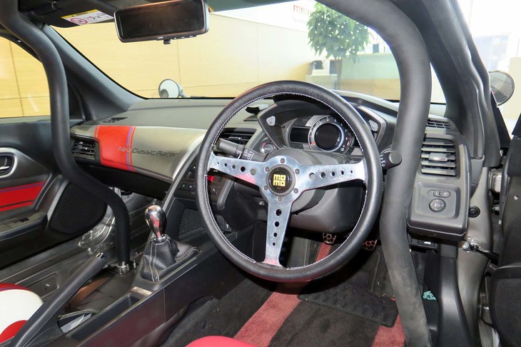 「モデューロ・ネオクラシックレーサー」のコックピット。MOMOのクラシカルなステリングホイールやロールケージが装着されている。
	 